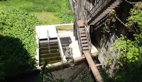 箱島湧水の旧ダムの近くに新たに設けられた取水口