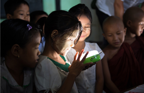 ソーラーランタンの明かりに喜ぶミャンマーの小学校の子どもたち