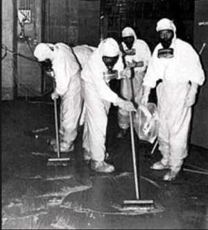 原子炉建屋内を除染する作業員