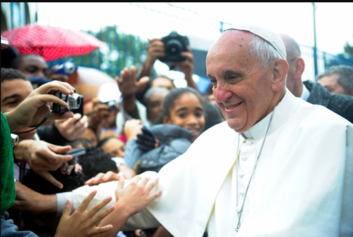 コロンビアを訪問し、カソリック信者の歓迎を受ける教皇フランシスコ