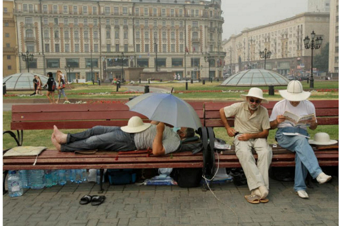 2010年8月9日、ロシアの首都モスクワ、クレムリンのそばにあるマネージュ広場。2010年のモスクワは、山火事によって発生した有害なスモッグに覆われていた。この年、ロシア西部の猛暑による死者は5万5000人にのぼった。