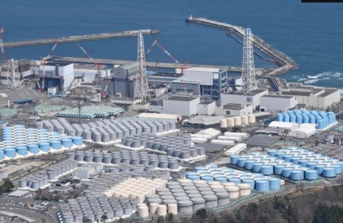 処理済み汚染水の貯蔵タンクが並ぶ福島第一原発＝2021年4月、朝日新聞社ヘリから