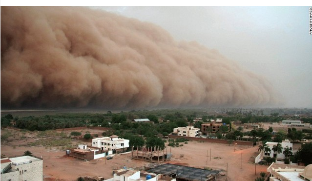 巨大な砂の雲に襲われるスーダンの首都ハルツーム。専門家からは、早急に対処しないとアフリカの一部の国では人が住めなくなるとの見方も出ている