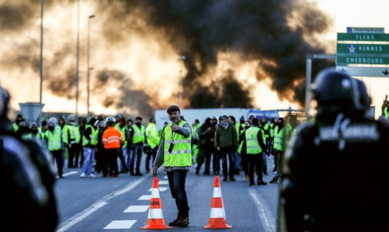 フランス市民は自ら抗議を政府に突き付ける