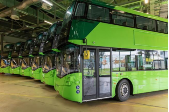 ロンドンの二階建てバスは赤色だが、こちらは水素バスなので緑色の二階建てバスに。