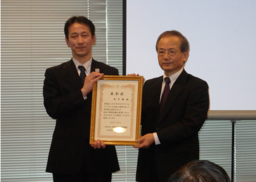 特別賞の表彰状を掲げる東京都財務局主計部公債課統括課長代理の黒澤宏明氏（左）
