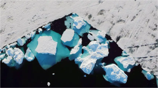 割れて流れ出す南極の棚氷