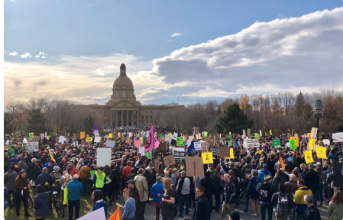 アルバータ州エドモンドの州議会前で温暖化対策を求める抗議行動に参加した人々