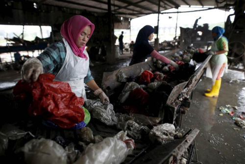 インドネシアでの手作業での廃棄物処理の様子