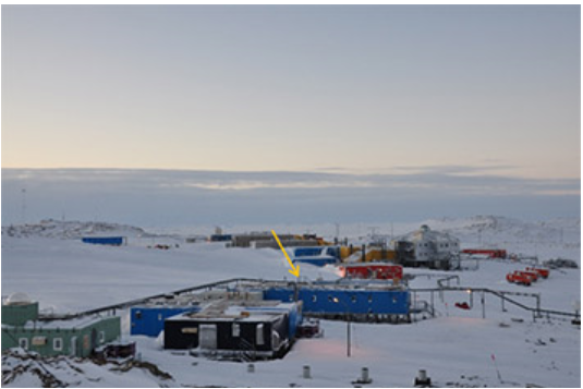 南極・昭和基地。矢印で示した青い建物（観測棟）でCO2の測定を実施している。