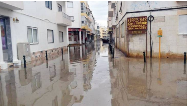 突然の豪雨で洪水で水に浸かったポルトガルのAlgarveの街。