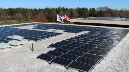 PepsiCoの工場の屋上に設置された太陽光発電設備