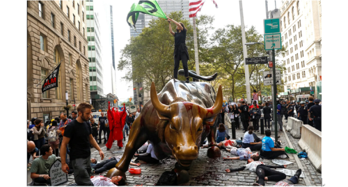 資本主義の象徴、NY証取の「雄牛像」も赤い血で塗られた