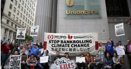 石炭事業向け融資停止を求めてMUFGの米子会社ユニオン銀行前で座り込むNGOのメンバーら