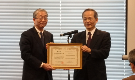 優秀賞の表彰状を掲げる田中英隆取締役専務執行役員（左）