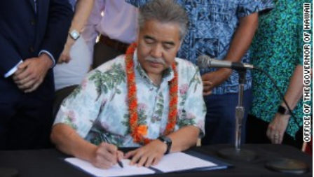 法案に署名するチゲ・ハワイ州知事