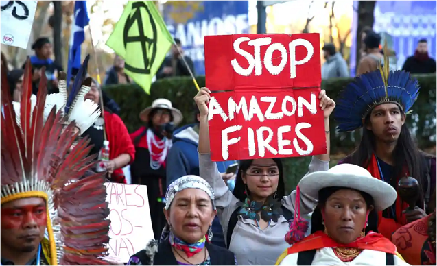 アマゾンの先住民の代表も、デモに参加