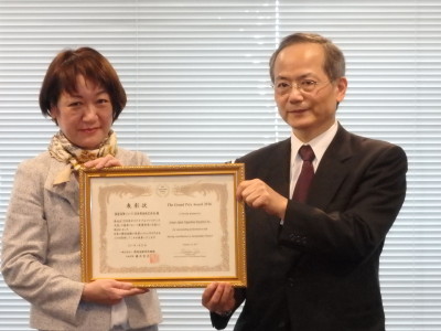 サステナブルファイナンス大賞を受賞した損保ジャパン日本興亜の氏家CSR室長（左）