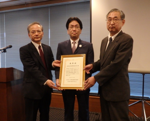 第4回サステナブルファイナンス大賞を受賞する日本生命の秋山直紀財務企画部長