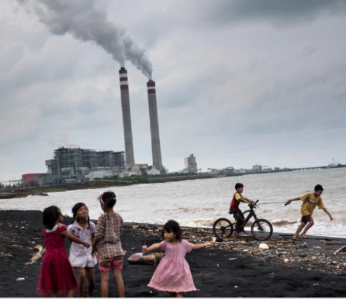 石炭火力発電所の近くで遊ぶ子供たち。インドネシア・ジャワ州中部のジェバラで。