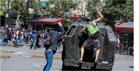 治安当局の装甲車を攻撃する“抗議行動参加者”