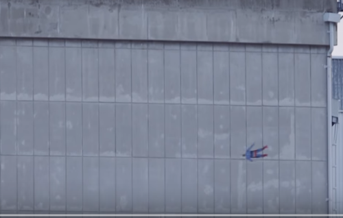 使用済核燃料保管プールの建物の近くを滑空する”スーパーマン”