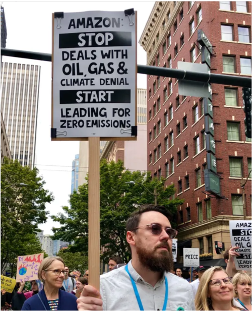 アマゾンの石油・ガス企業との取引停止を求めて行進する従業員ら