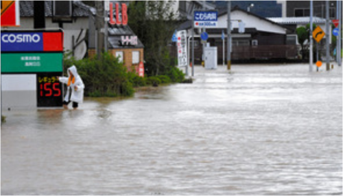 堤防等の防災インフラの能力を上回る雨量と水量が街を襲う