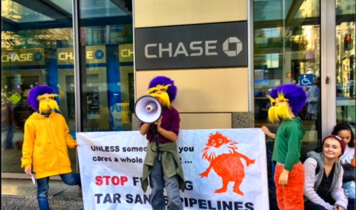 米銀JPモルガンチェースの店舗前で、化石燃料へのファイナンス停止を求めるNGO団体