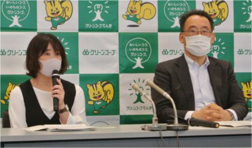 記者会見する「グリーンコープでんき」の熊野千恵美代表理事㊧