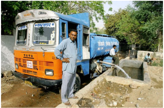 ニューデリーをはじめインド各地では、地下水の販売がビッグビジネスになっている。一方で、地下水位は急激に低下している。 