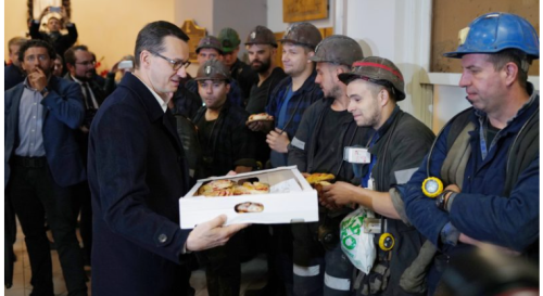ポーランドの炭鉱労働者を 労うパーティーに出席した同国のモラヴィウッチ首相（㊧）