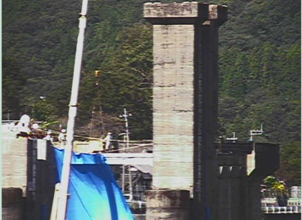 ダムの橋梁を撤去する工事