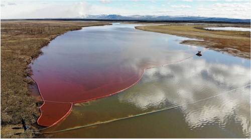 永久凍土の溶解で傾いた火力発電所施設から流出した燃料で赤く染まった河川