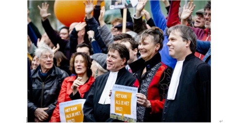 2019年12月のオランダ最高裁の原告勝訴の判決に沸き立つ住民ら