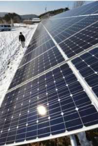 原発事故で避難指示区域に指定され、ほとんどの住民が避難する福島県飯舘村で、発電を開始した「飯舘電力」の太陽光発電施設＝２１日午後