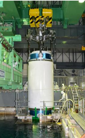 福島第１原発４号機の使用済み核燃料プールから取り出される未使用燃料の入った輸送容器。４号機の廃炉工程は大きなヤマを越えたが、プールの水の抜き取りや建屋解体の時期については未定という