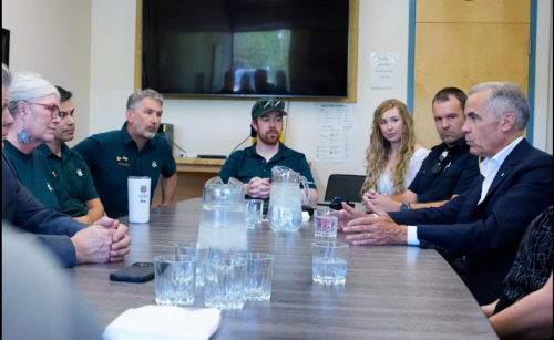 森林火災対策に取り組む現場の担当者と協議するマーク・カーニーカナダ首相㊨端