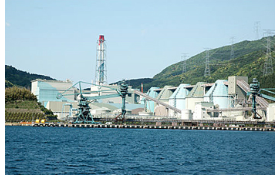 舞鶴湾に面した石炭火力の舞鶴発電所。関西電力は海沿いの発電所を使用済み核燃料の中間貯蔵候補地の「一例」とした（舞鶴市千歳）