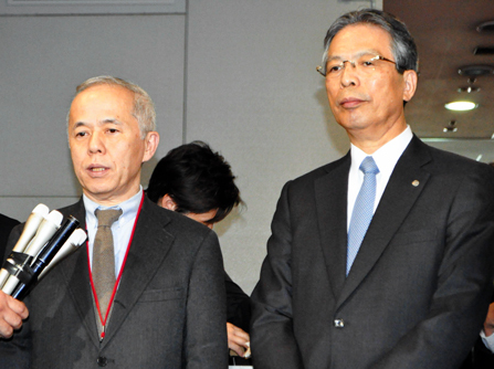 宮沢経産相との会談後、報道陣の取材に答える広瀬社長（左）、海輪社長