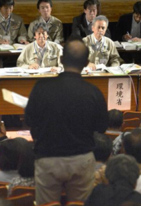 国による中間貯蔵施設に関する住民説明会で、参加者の質問を聞く環境省の担当者＝３１日、福島県いわき市