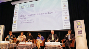 フィジーで開いたアジア開発銀行総会で開かれた海洋汚染問題のセミナー（右端は中尾武彦ADB総裁）