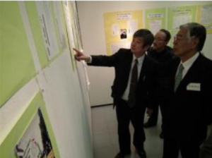 反原発運動に対する脅しの資料を見る海渡雄一弁護士（左端）と佐藤栄佐久元福島県知事（右端）