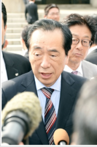 記者団の質問に応じる菅直人元首相＝２１日、福井地裁前