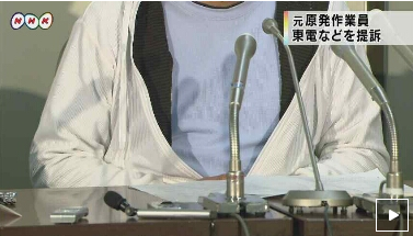 提訴後に記者会見する元従業員氏