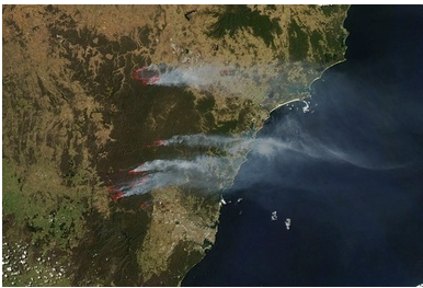 米航空宇宙局（NASA）の衛星が撮影した、オーストラリア・シドニー（Sydney）近郊で燃え広がる山火事（2013年10月24日撮影）。(c)AFP/NASA