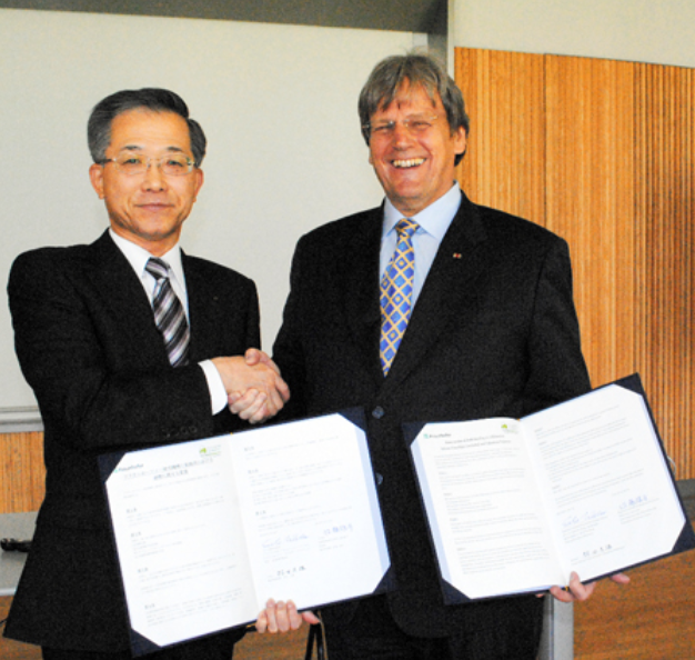 ヴェーバー代表と再生可能エネルギー分野での連携の覚書を交わす村田副知事（左）（こちらのドイツ人は信頼できる）