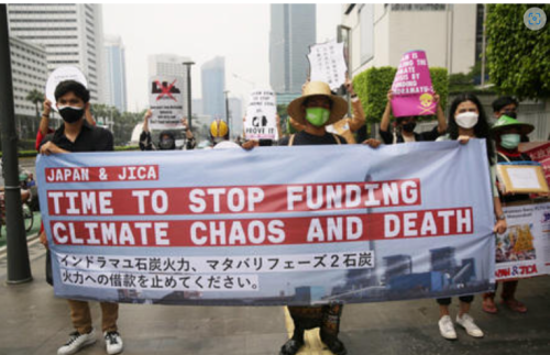 ジャカルタの在インドネシア日本大使館に対して、石炭火力発電事業への支援停止を求める現地のNGOら＝msnニュースから