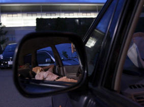 ＰＴＳＤのため自宅に戻ることができず、車の中で寝泊まりする男性＝１５日夜、仙台市宮城野区の宮城野体育館駐車場