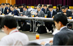 経産省で開かれた日本の温室効果ガス削減目標を議論する専門家会合＝３０日午後